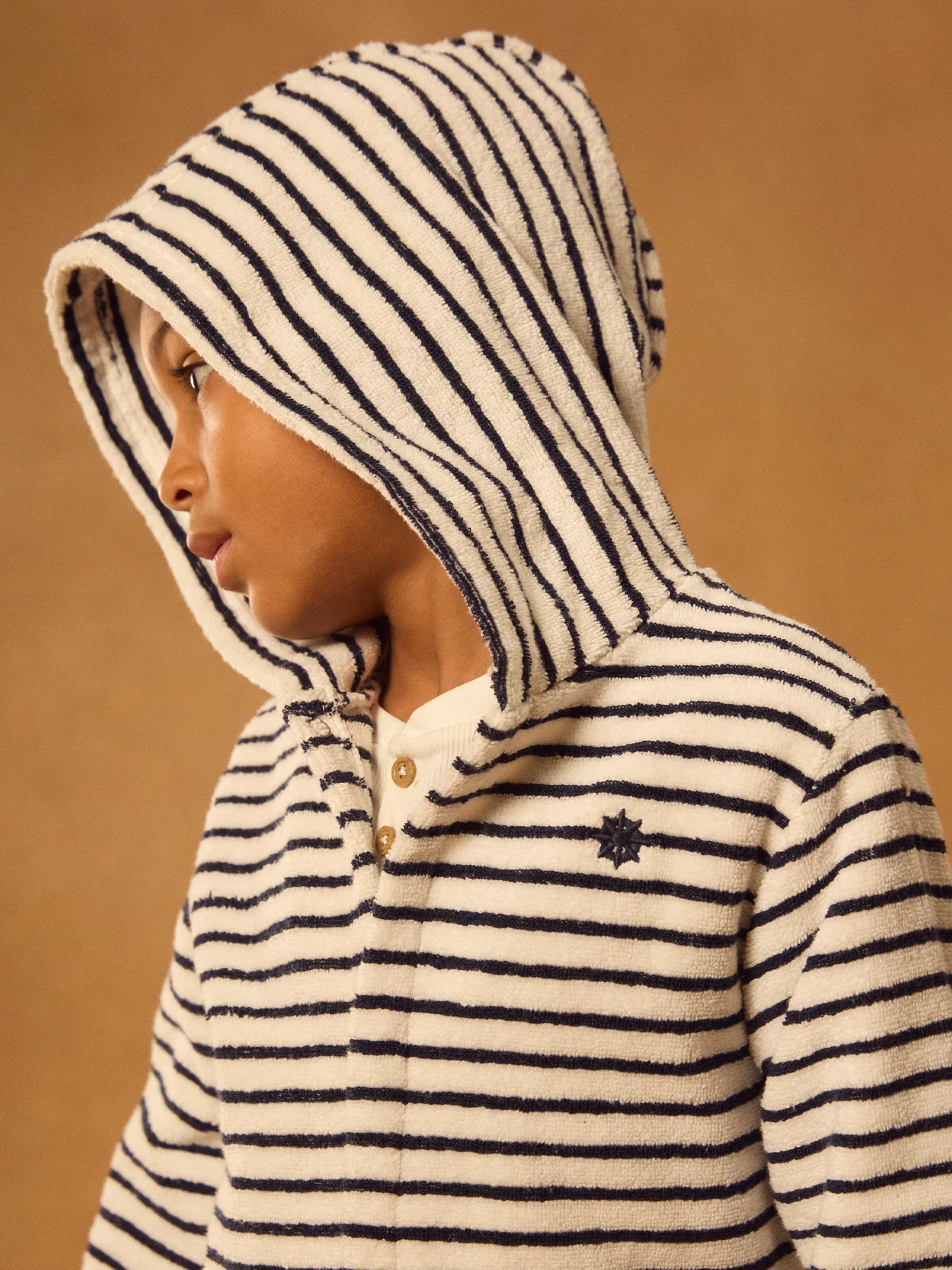 Accappatoio ecrù con strisce blu per ragazzi - Image 3