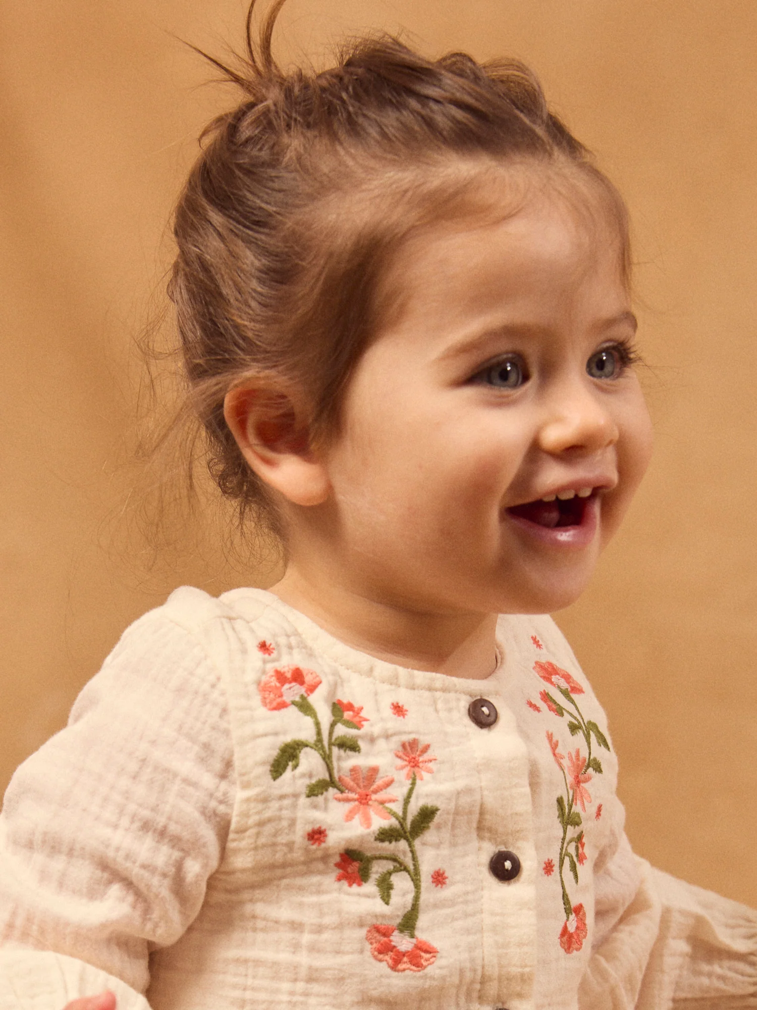 Blusa avorio con ricami floreali per bambina - Image 3