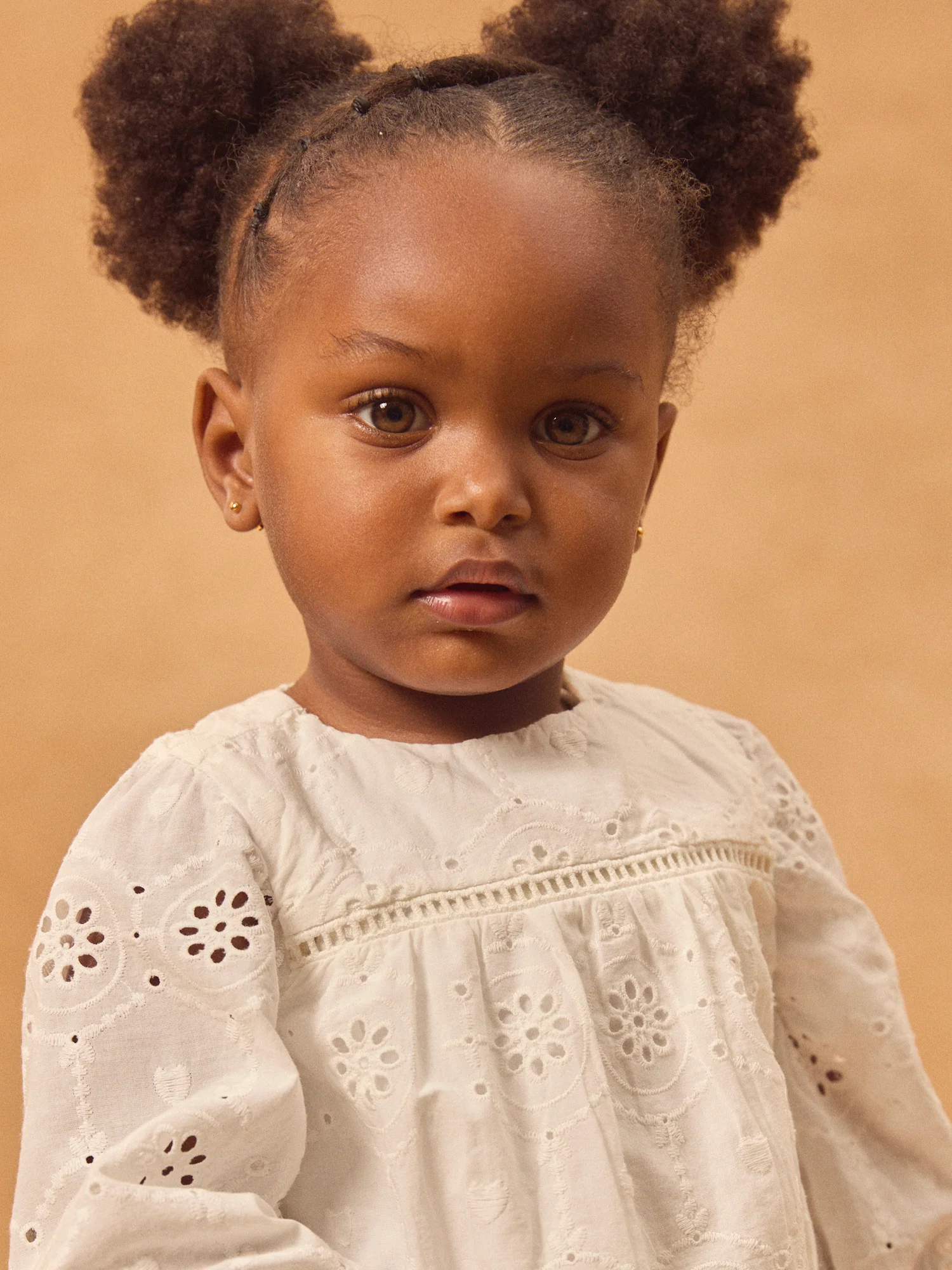 Blusa ecru ricamata per bambina - Image 3