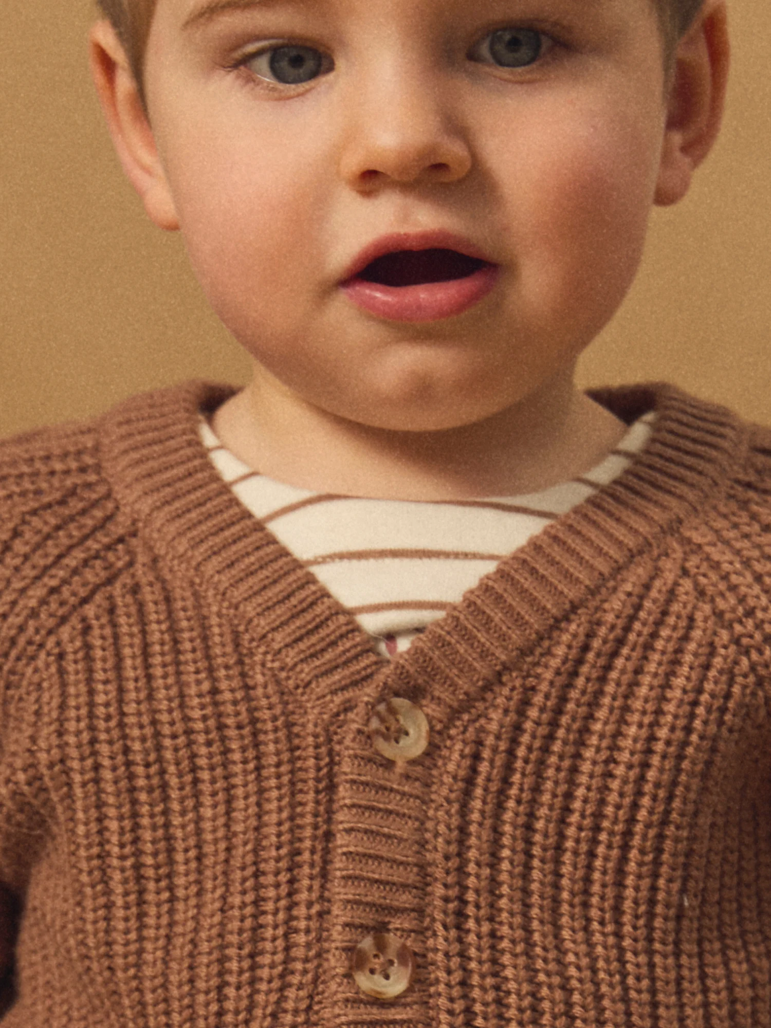 Cardigan marrone in maglia twist per bambino - Image 3