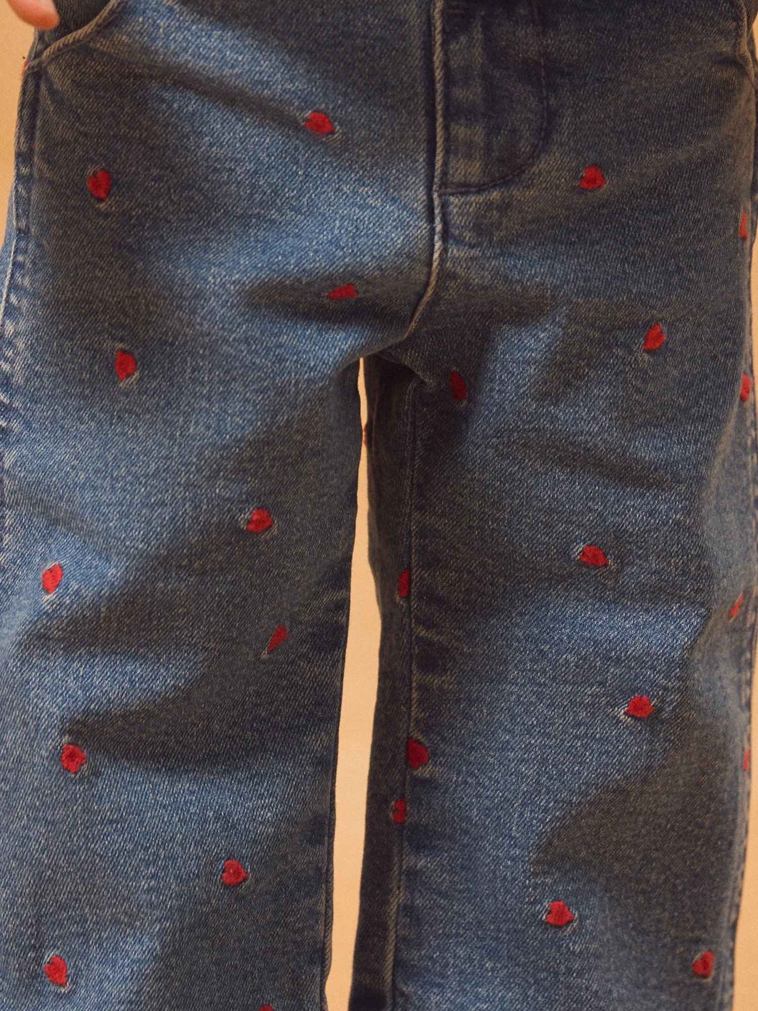 Pantaloni in denim con ricami a forma di cuore per bambine - Image 3