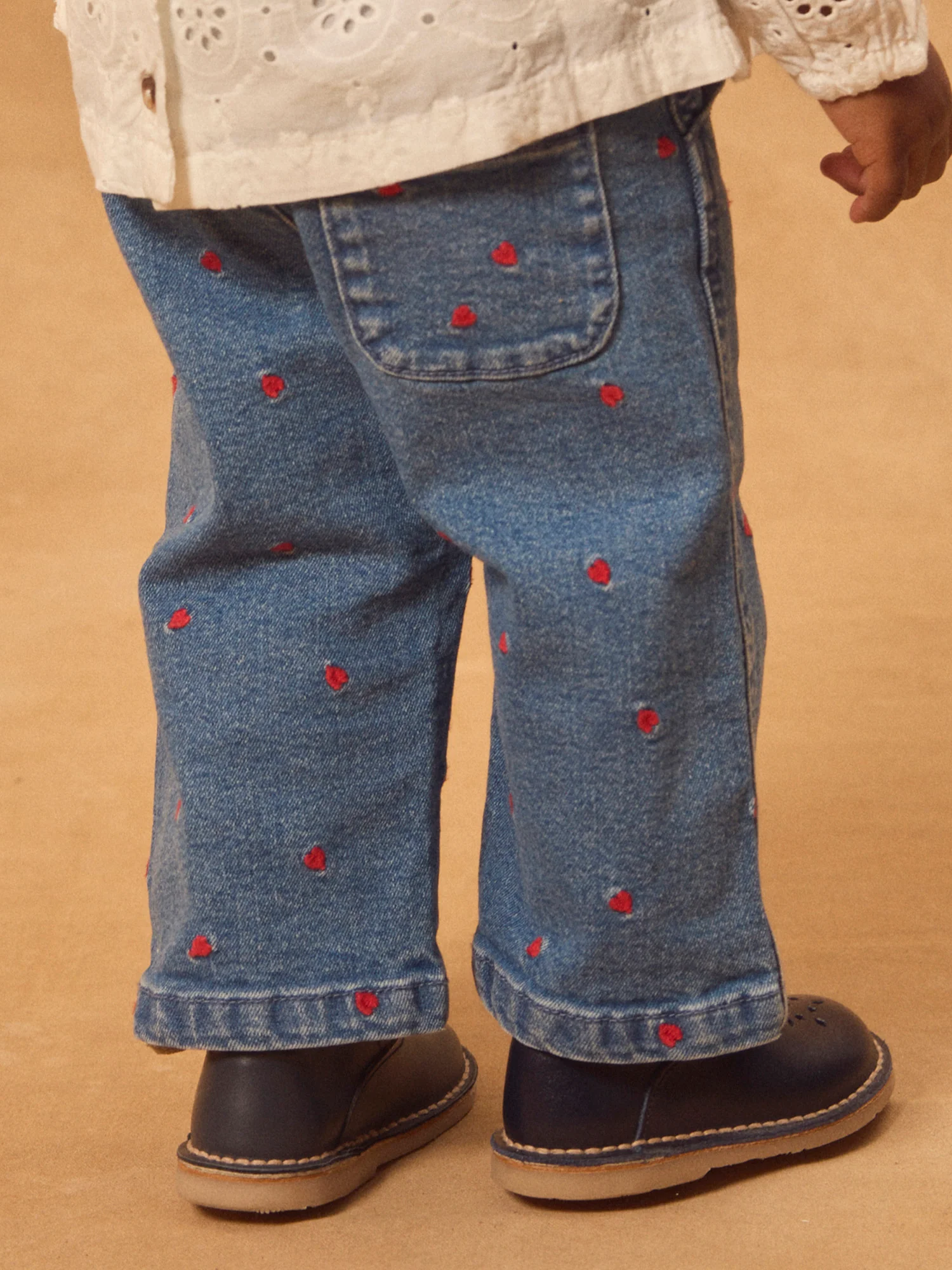 Pantaloni in denim con ricami a forma di cuore per bambine - Image 4