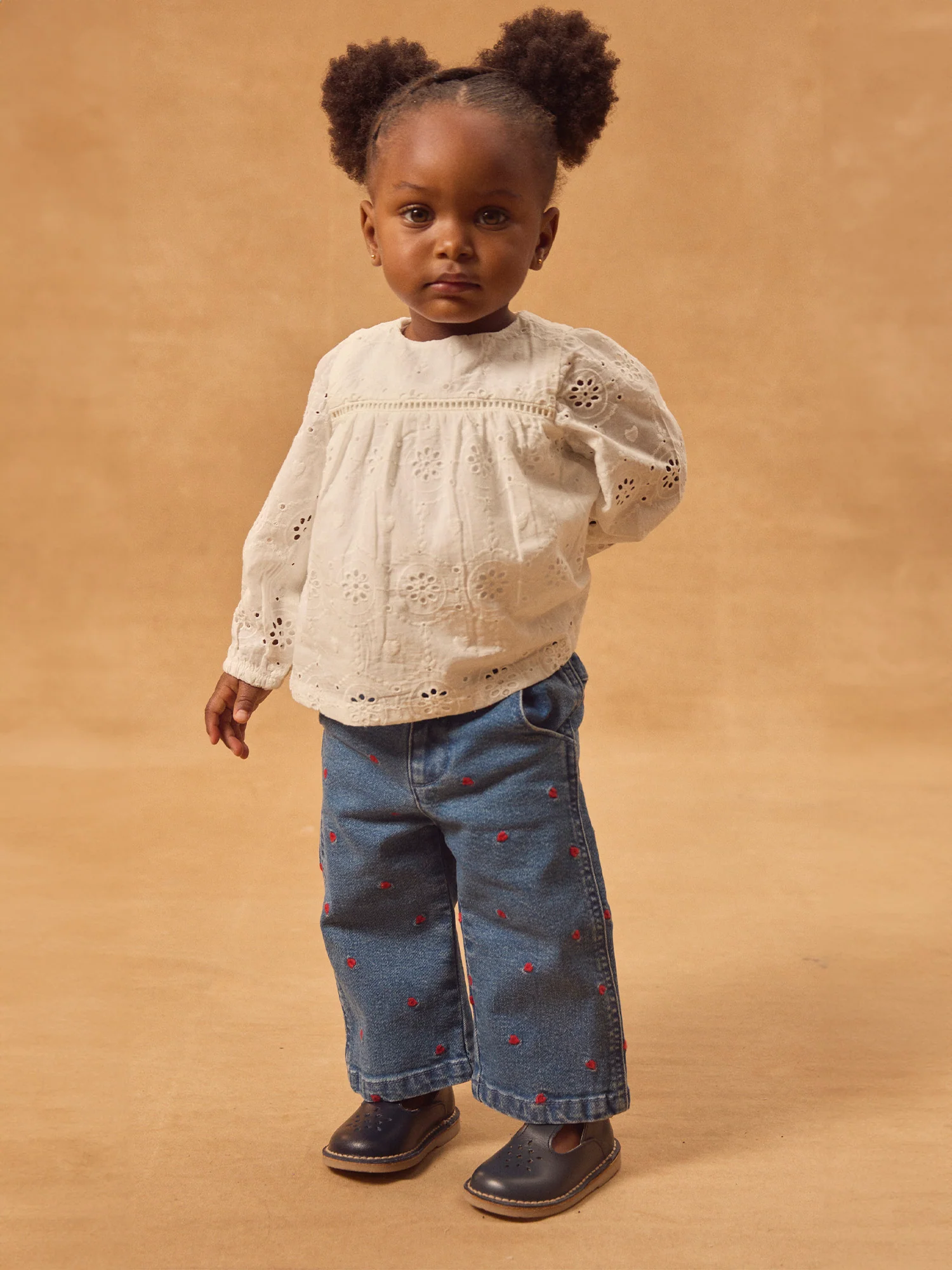 Pantaloni in denim con ricami a forma di cuore per bambine - Image 5