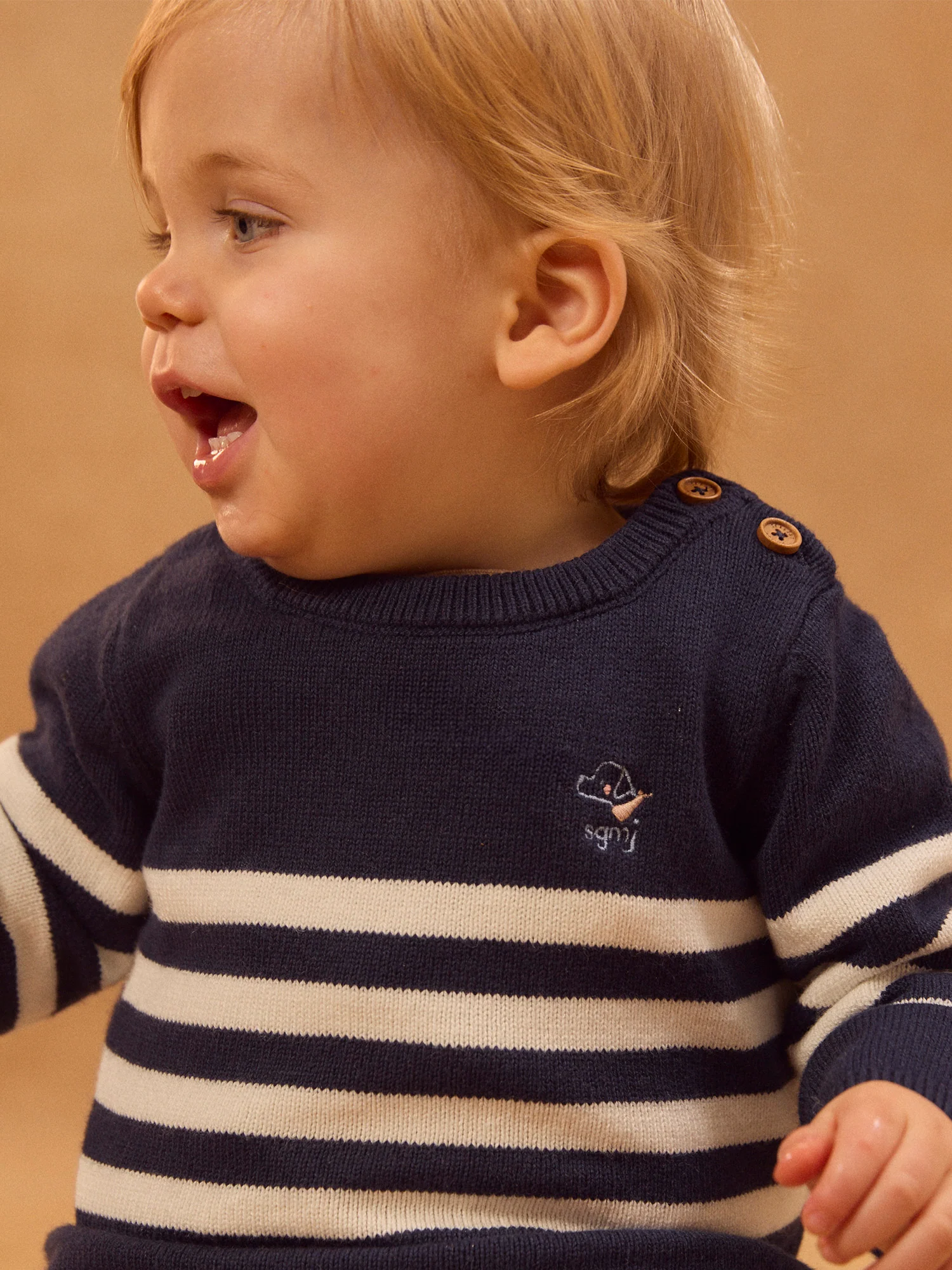 Maglione blu marino a righe bianche per bambino - Image 3