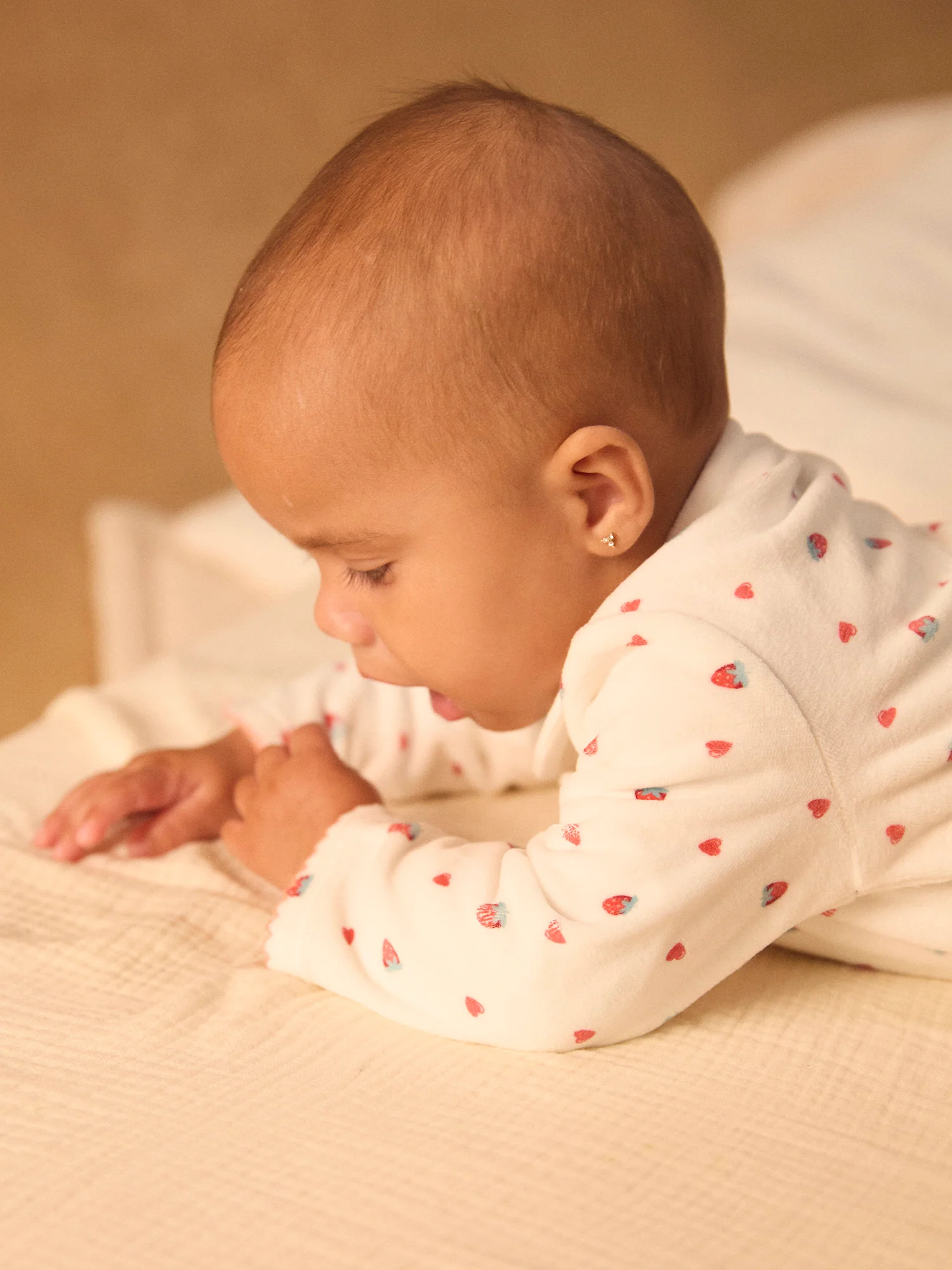 Pigiama bianco con stampa di fragole per bambina - Image 3