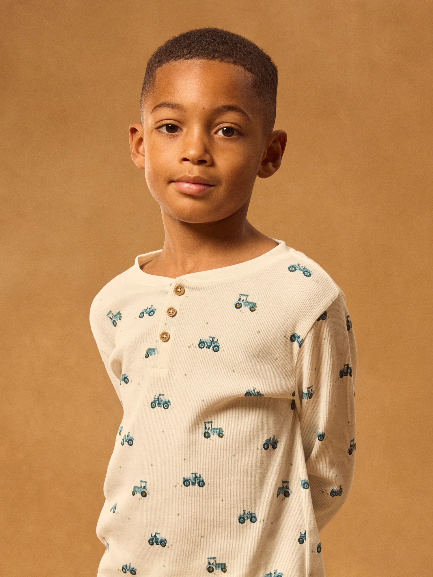 Pigiama bianco stampato con trattori per bambini - Image 3
