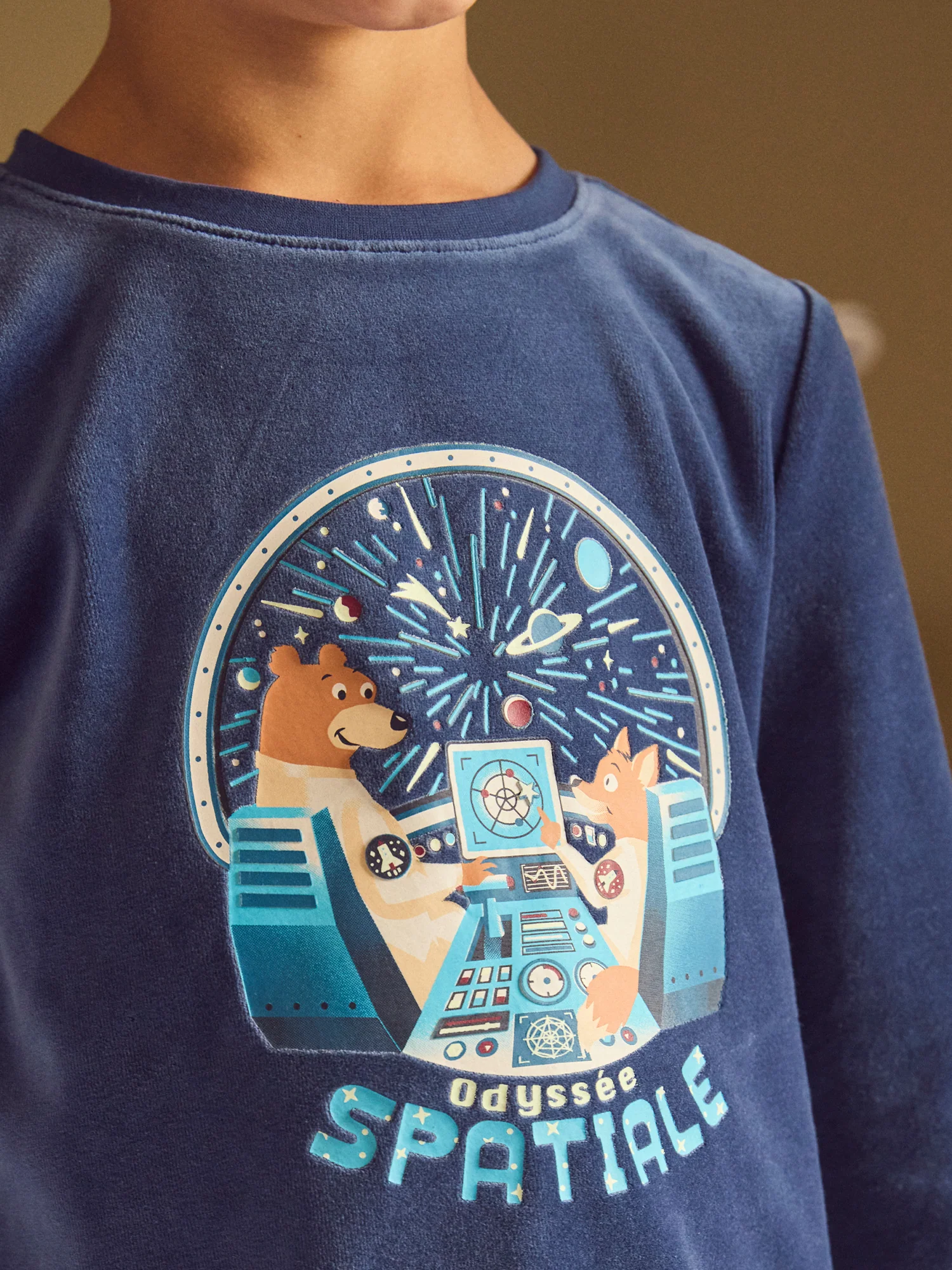 Pigiama blu scuro in velours con stampa di orso per ragazzi - Image 3