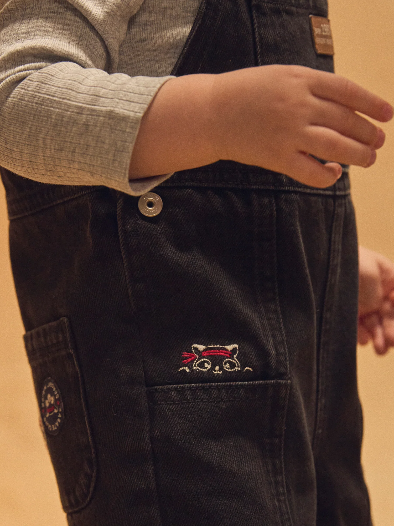 Salopette in denim nero con ricamo di panda Bambino - Image 4