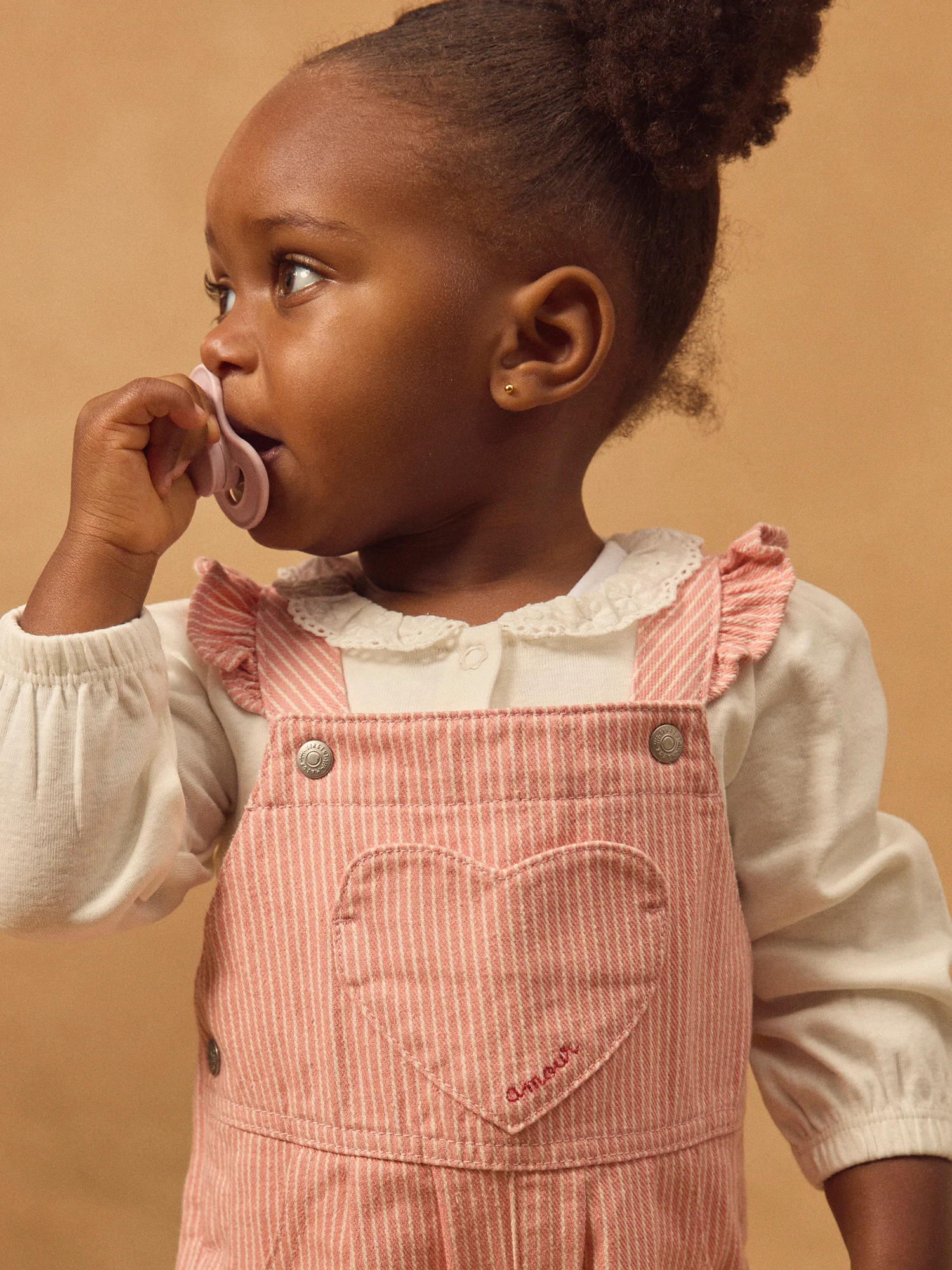 Salopette rayée corail et écru à patch cœur Bébé Fille - Image 3