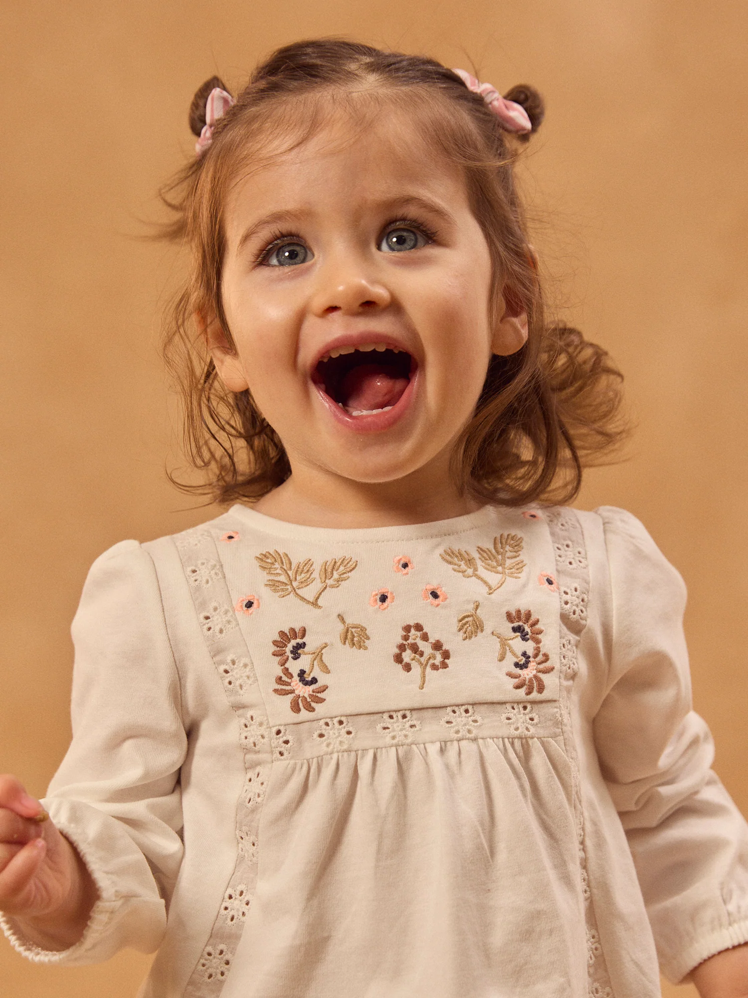 Blusa ecrù con ricami di fiori per bambina - Image 3