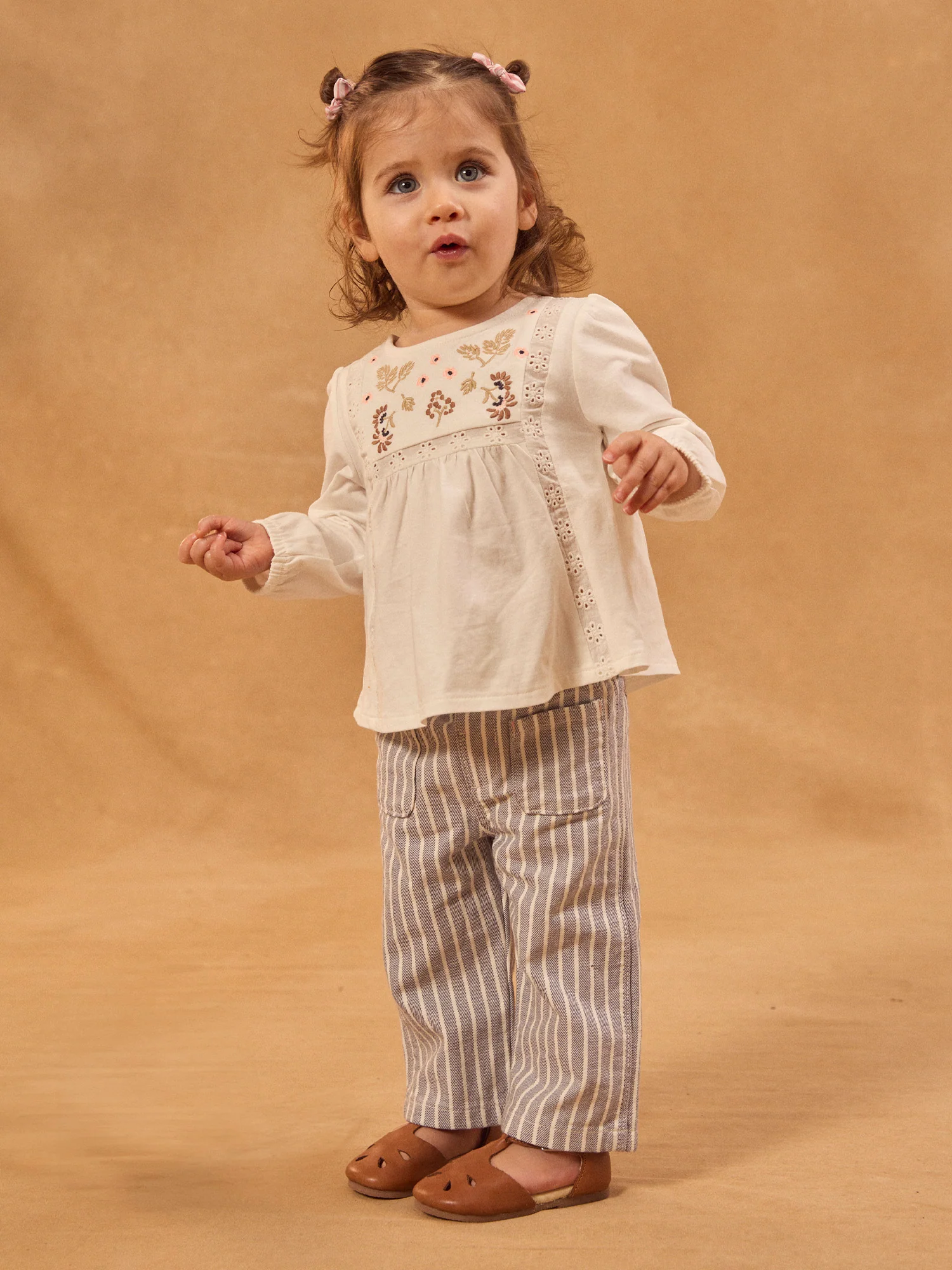 Blusa ecrù con ricami di fiori per bambina - Image 5