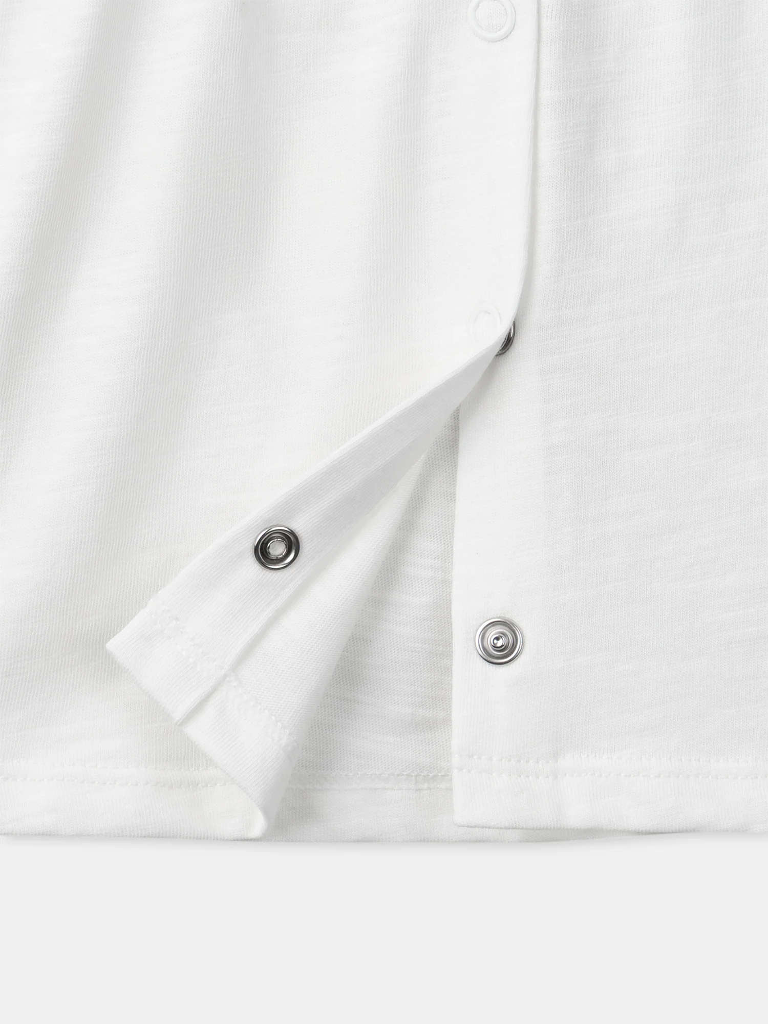 T-Shirt ecru con ricami di fiori per bambine - Image 3