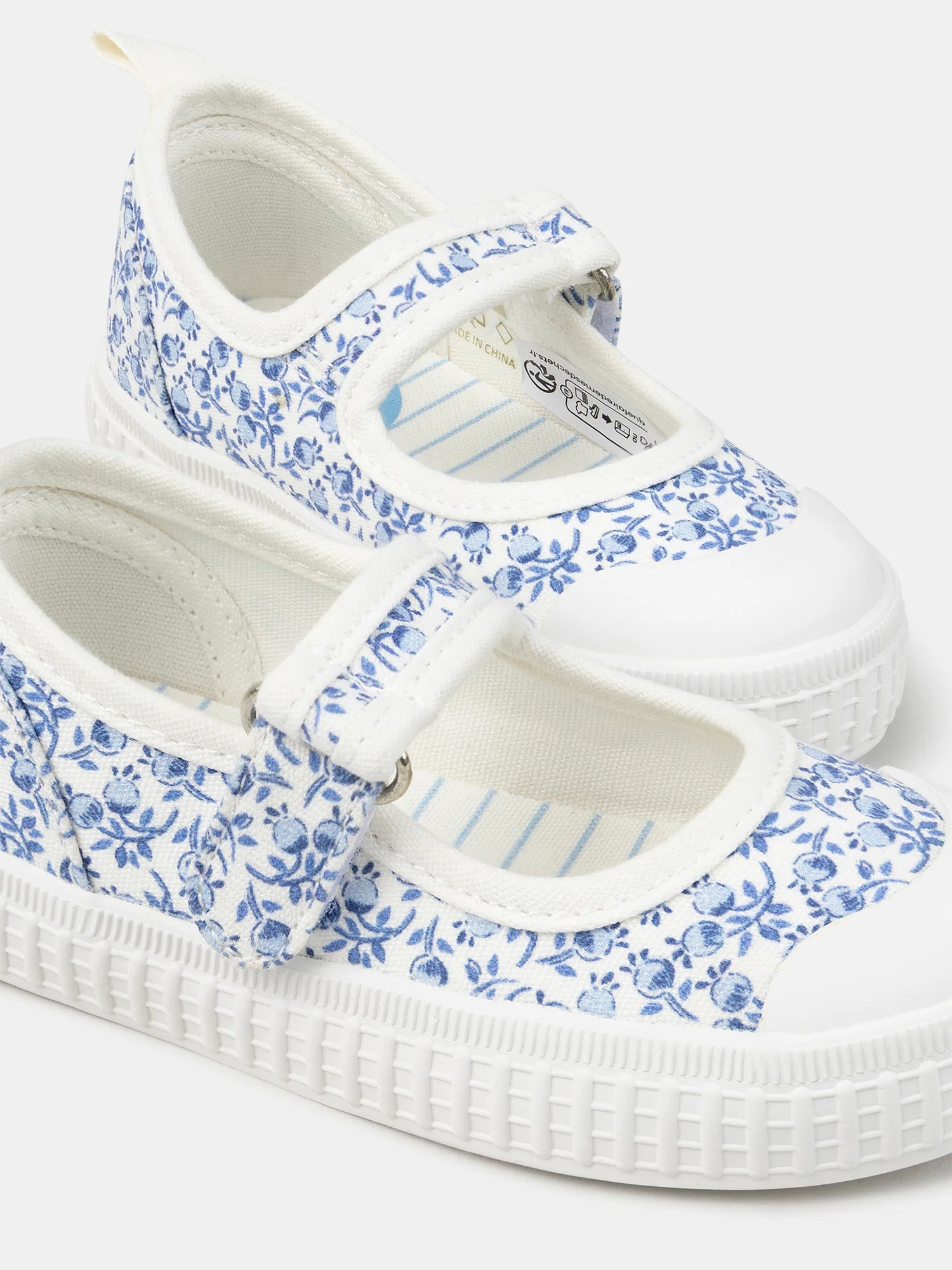 Sneakers ecru con stampa di bacche per bimbe - Image 4